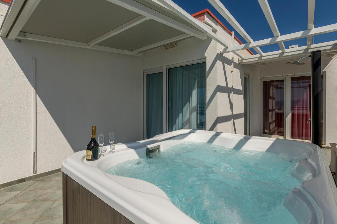 Seaside Penthouse With Hot Tub Sky Living Apartment Split Ngoại thất bức ảnh