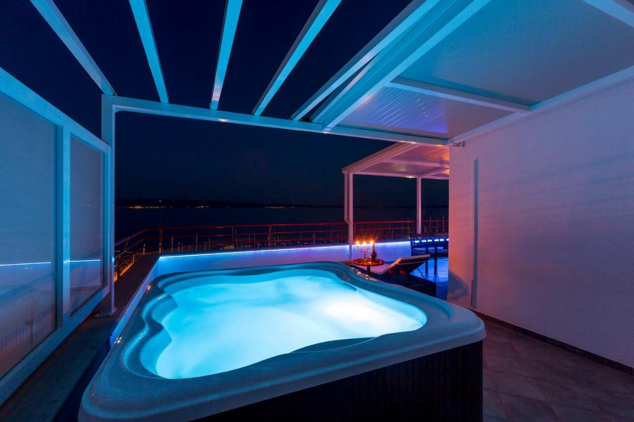 Seaside Penthouse With Hot Tub Sky Living Apartment Split Ngoại thất bức ảnh