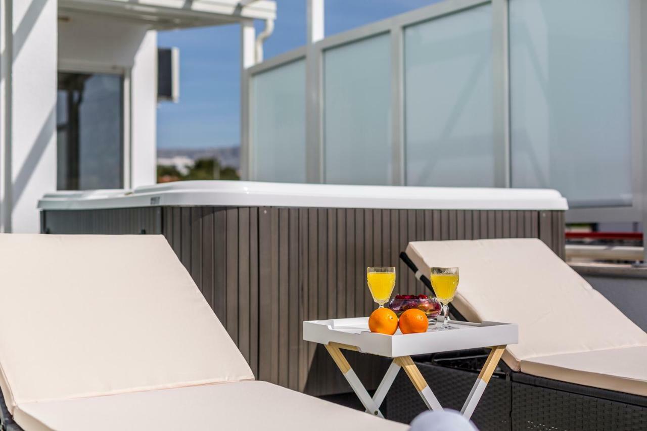 Seaside Penthouse With Hot Tub Sky Living Apartment Split Ngoại thất bức ảnh